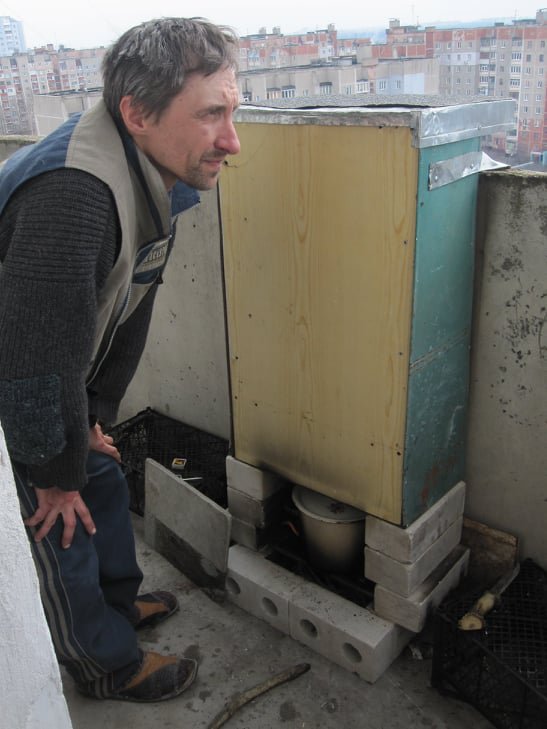 Чернігівець Андрій Васюк біля власноруч зробленої пічки на балконі 11-поверхівки