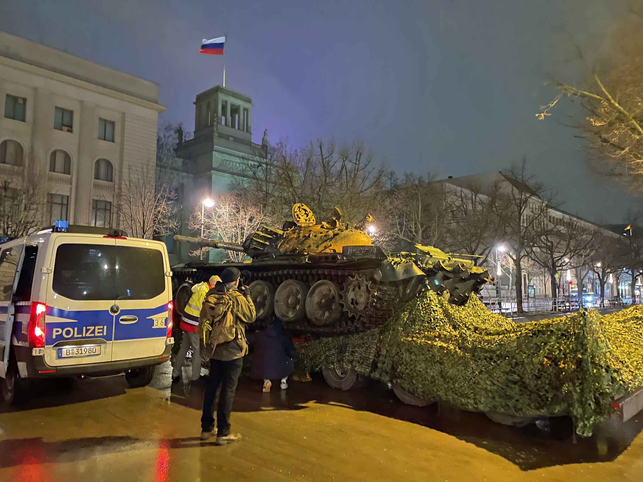 Знищений російський танк Т-72 біля посольства РФ у Берліні. Фото: Wieland Giebel