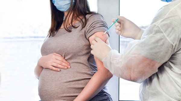 Чи варто вакцинуватися від Covid-19 вагітним? МОЗ назвало тільки одну вакцину, якою варто