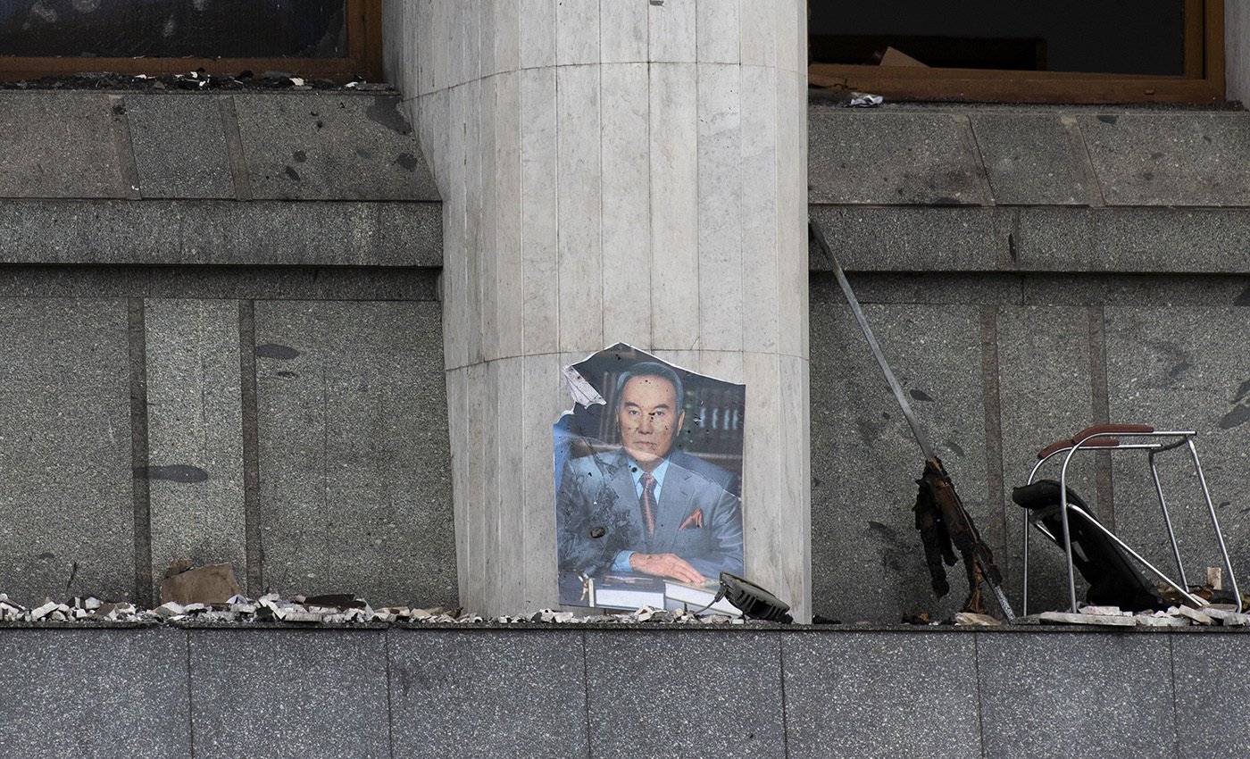 Портрет Нурсултана Назарбаева у здания мэрии Алматы 10 января 2022 года. Фото: Василий Крестьянинов, AP