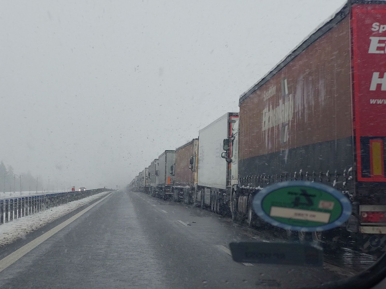 Фури, що стоять уздовж дороги до українського кордону. Фото авторки