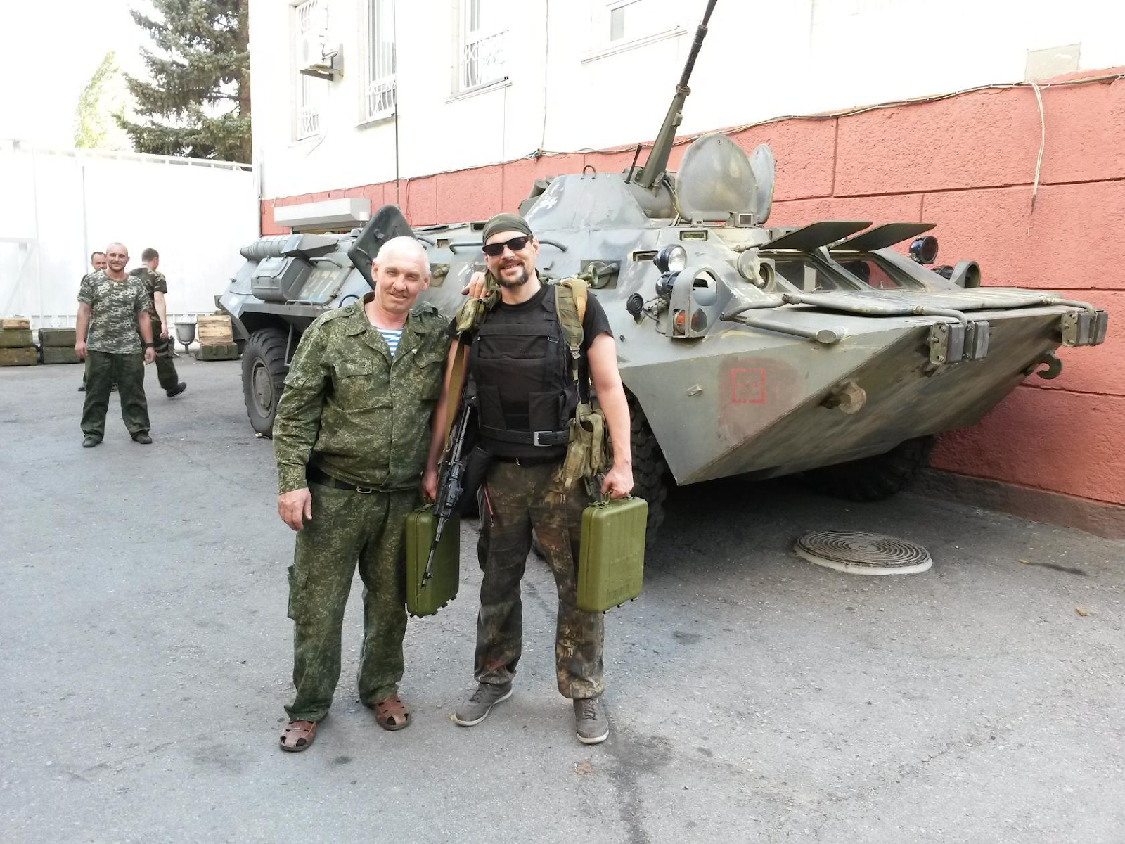 Одне з фото Барбашов підписав так: “Июль 2014. Луганск. Отряд КГБ. Минометчик”. Фото зі сторінки в "Однокласниках"