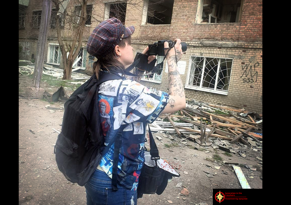 «Розбиті серця зцілюють одне одного». Юні мисткині обʼєдналися після загибелі подруги від ворожої КАБ у Харкові