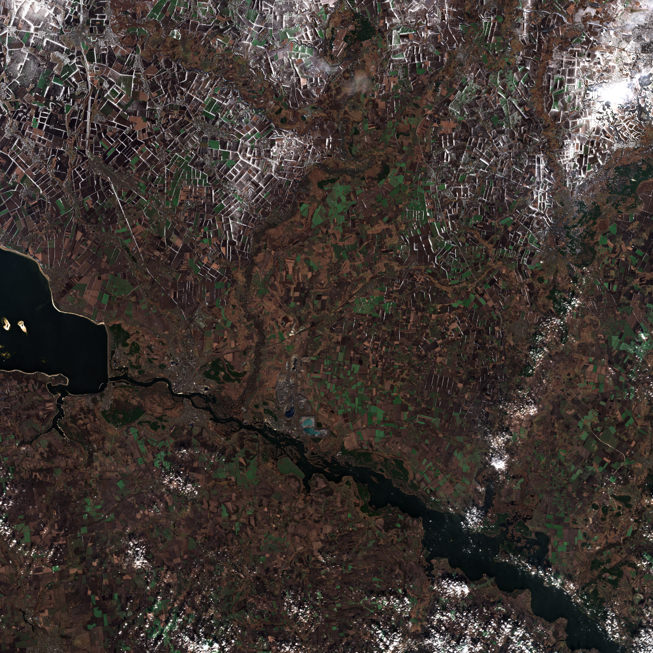 Ліворуч – Кременчуцьке водосховище, по діагоналі внизу – Дніпро, по центру одразу над Дніпром (там, де дві блакитні плями) – Горішні Плавні