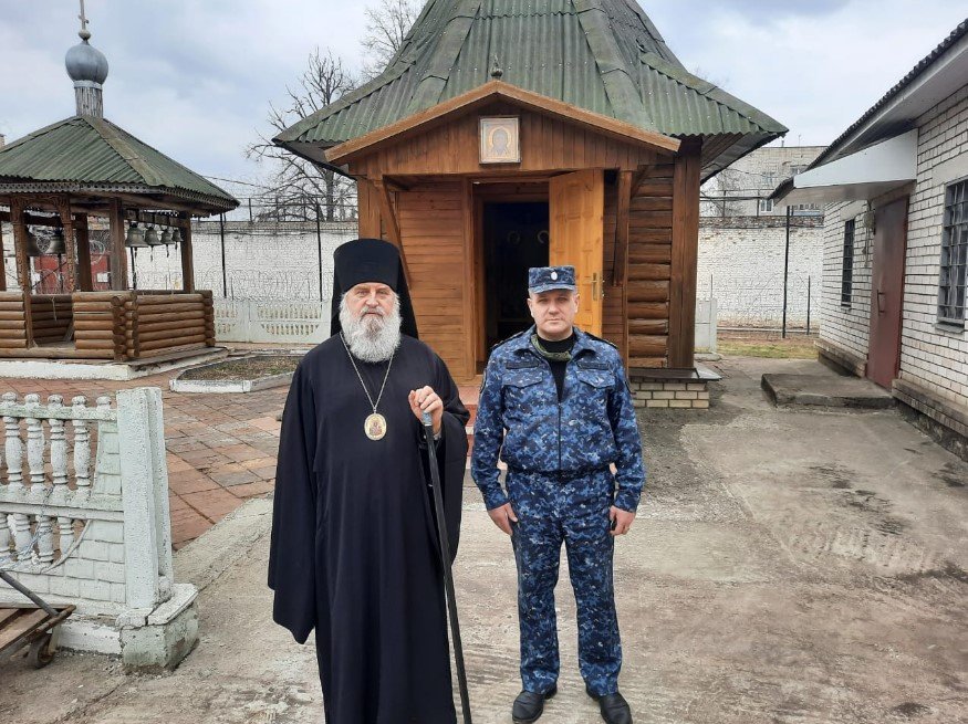 In the photo, Bishop Sergiy of Vyazemsky and Gagarin and the then head of Detention Center No. 2, Viktor Naumenko. Photo from the website of the Vyazemsky diocese