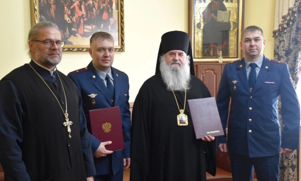 Ліворуч у формі Олексій Захаров, праворуч у формі Андрій Мартинов. Фото взято із сайту Вяземської єпархії РПЦ