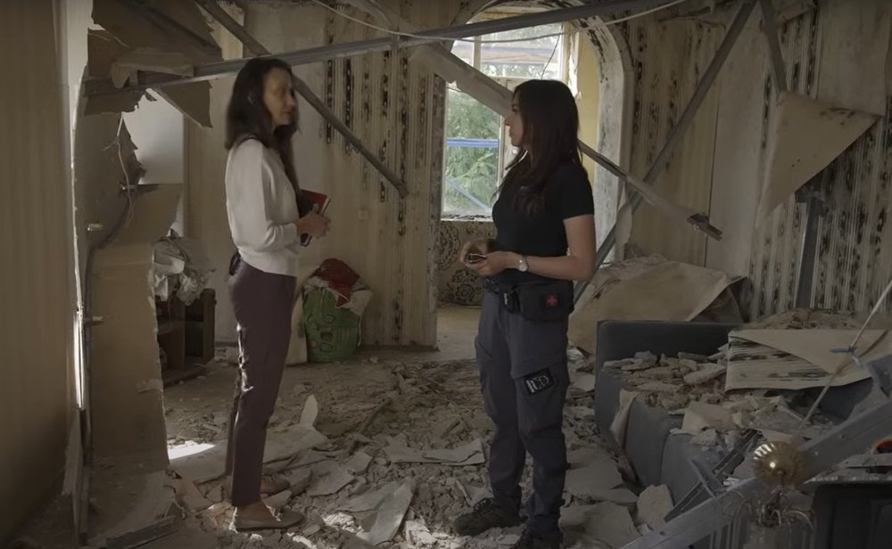 "A large living room with access to a loggia," says Natalia, a realtor, about her destroyed apartment in a destroyed house. Screenshot from the YouTube channel "Mirnye"