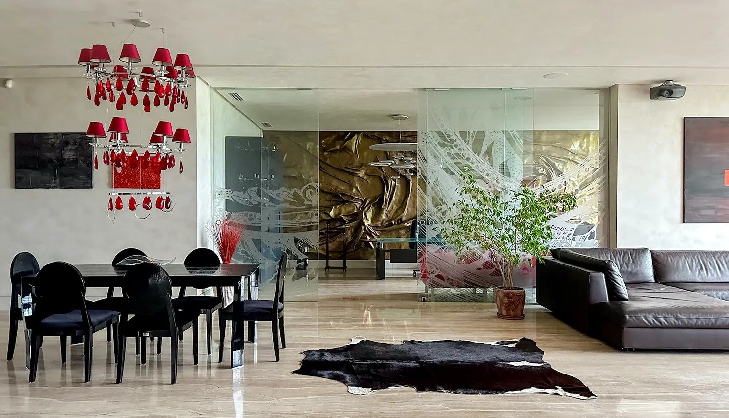 Квартира площею 250 кв. м здається в будинку на Грушевського за 170 тис. грн на місяць. Рієлтор зазначає, що попередня ціна оренди становила 212,5 тис. грн на місяць. Квартира умебльована. На підлозі центральної зали лежить шкура корови