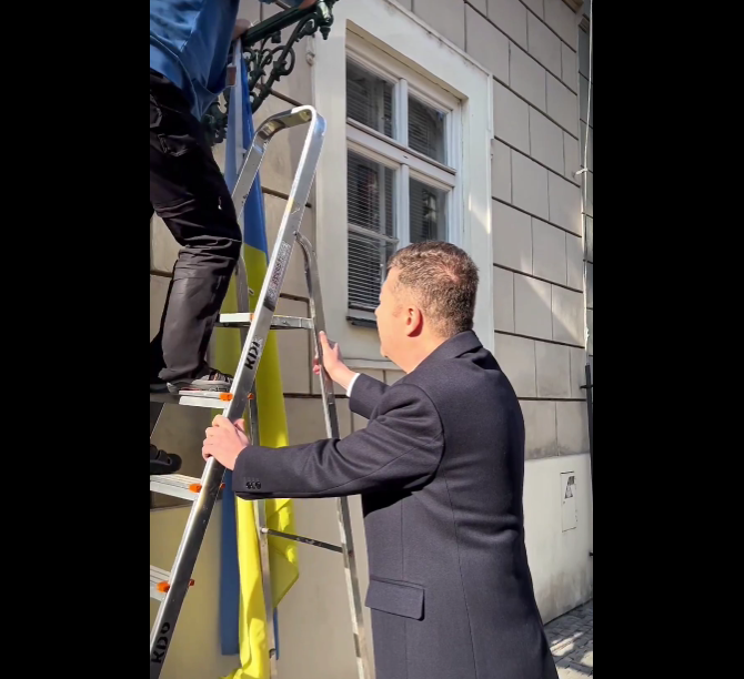 Скриншот з відео