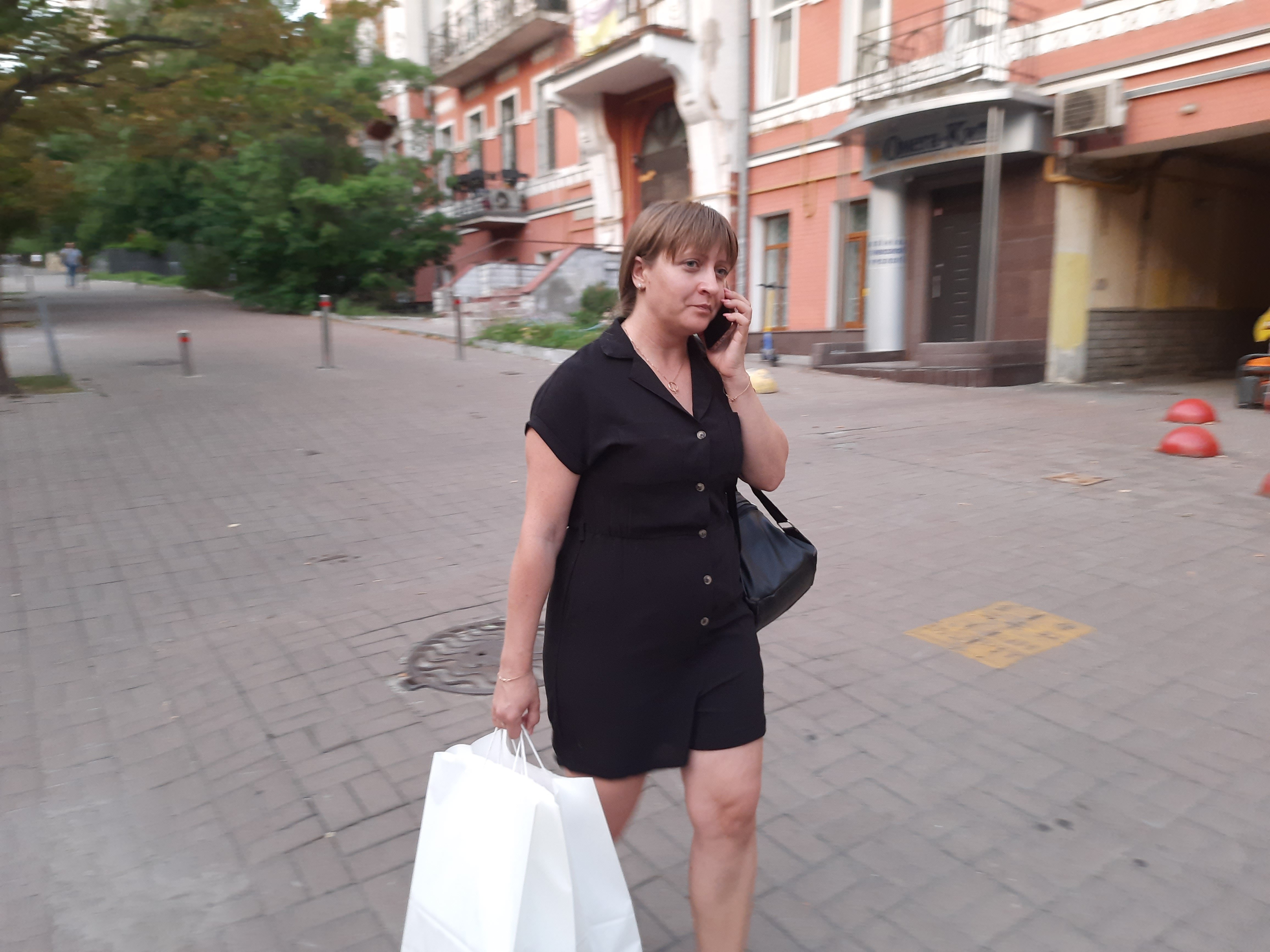 Svitlana Trubachova carries the drones she just bought. Photo by the author