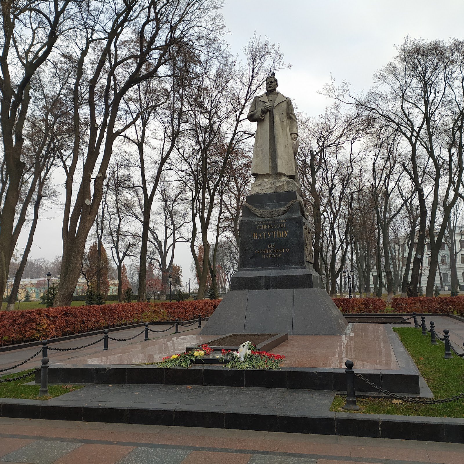 Пам’ятник Миколі Ватутіну стоїть за сто метрів від Верховної Ради України. «Вірний син більшовицької партії», — написано на меморіальній табличці в підніжжя. Досі є прихильники, які покладають йому квіти
