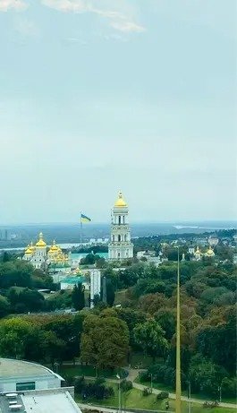 Вигляд із вікна на головний прапор країни