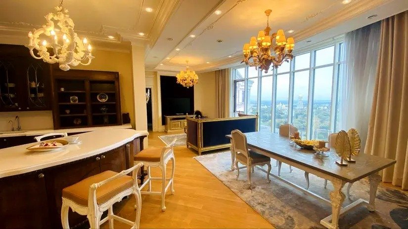 Із вікна цієї квартири в будинку на Грушевського, 9а видно головний прапор країни, Києво-Печерську лавру і меморіал Національного музею Голодомору-геноциду