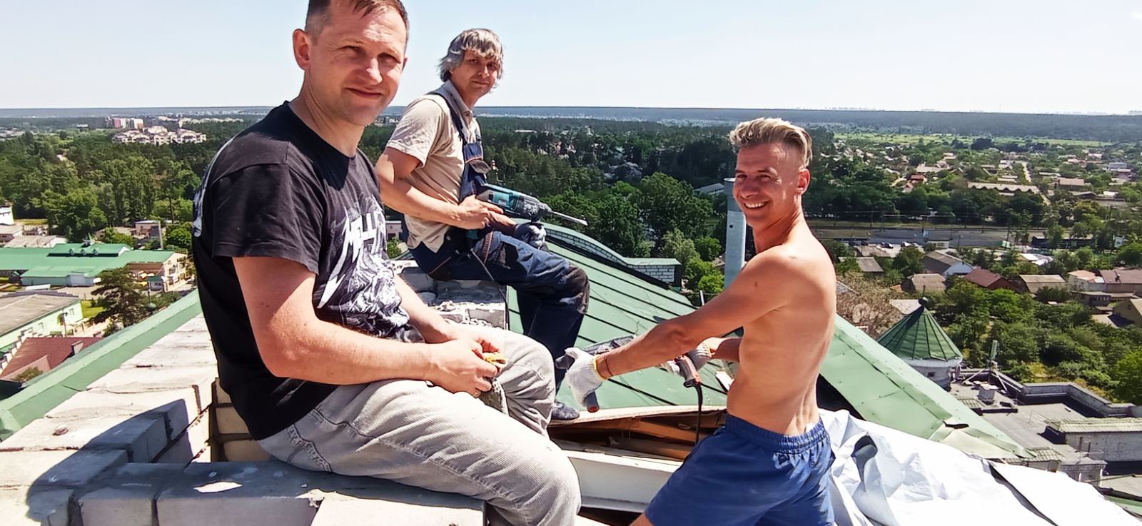 Мешканці будинку на Тургенівськй, 10 лагодять дах. Фото з сайту будинку https://www.everest10.org.ua/