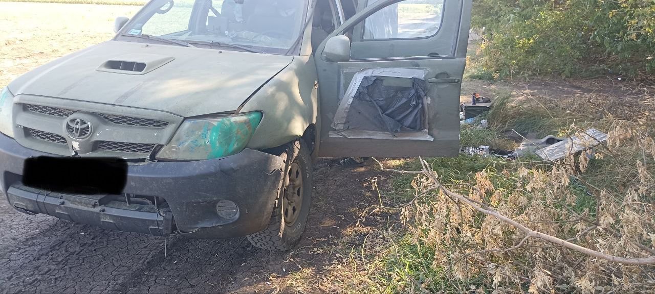 A pickup truck that went into a ditch and had to be repaired by the soldiers at their own expense and on their own. Photo provided by the interviewee