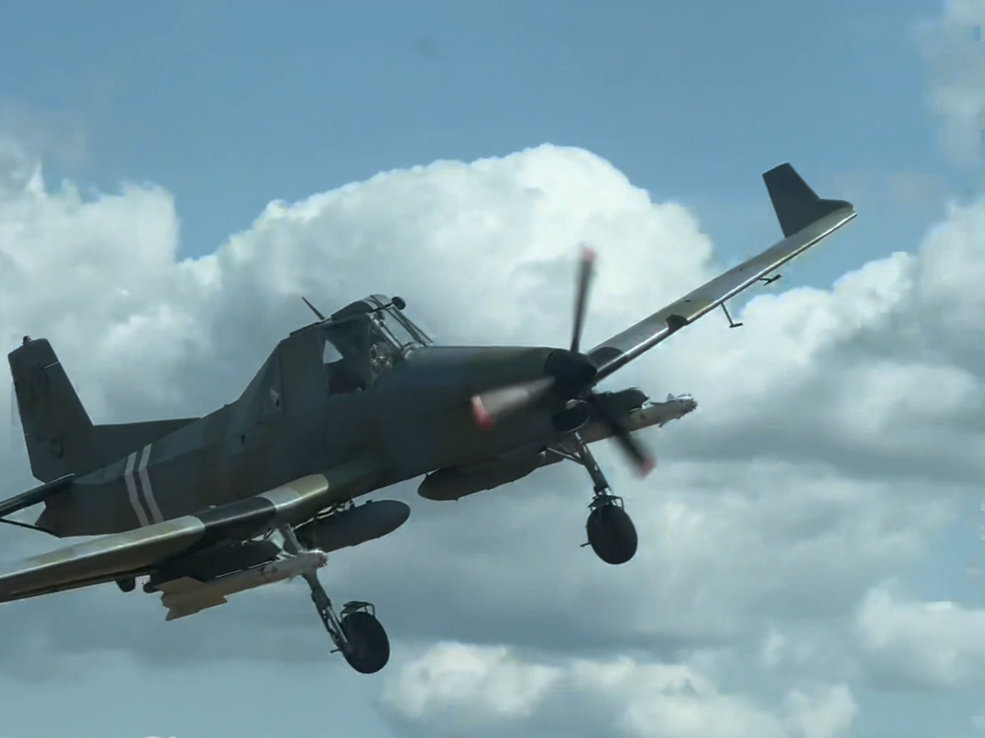 Модернізований літак Z‑137 AgroTurbo з ракетами Р-73 в небі України, серпень 2025.