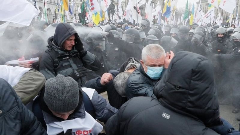 Сутичка протестувальників і поліції на Майдані, фото EPA