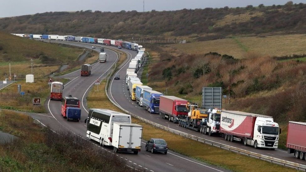 Зараз уже утворилися черги вантажівок на виїзді з Британії в Дуврі: фото PA MEDIA