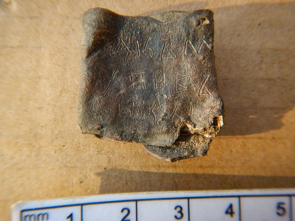 На Хмельниччині археологи знайшли пропалу грамоту XII століття. Вона зі свинця
