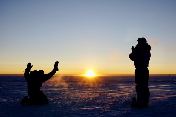 Фото дня: серйозні вчені вітають на колінах Сонце в Антарктиці після місяців без світила