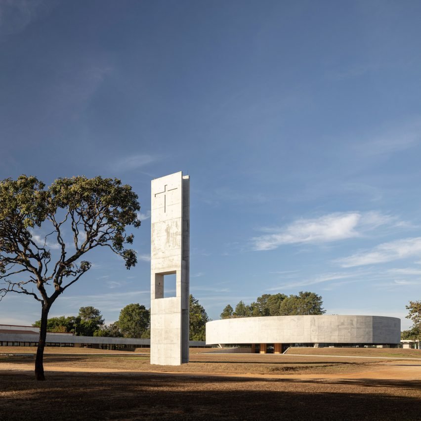 Церква Святого Сімейства в Бразилії – це круглий бетонний будинок, розташований поруч з окремо розташованим монолітним бетонним шпилем, який є частиною комплексу з чотирьох споруд. Фото: Joana Franca