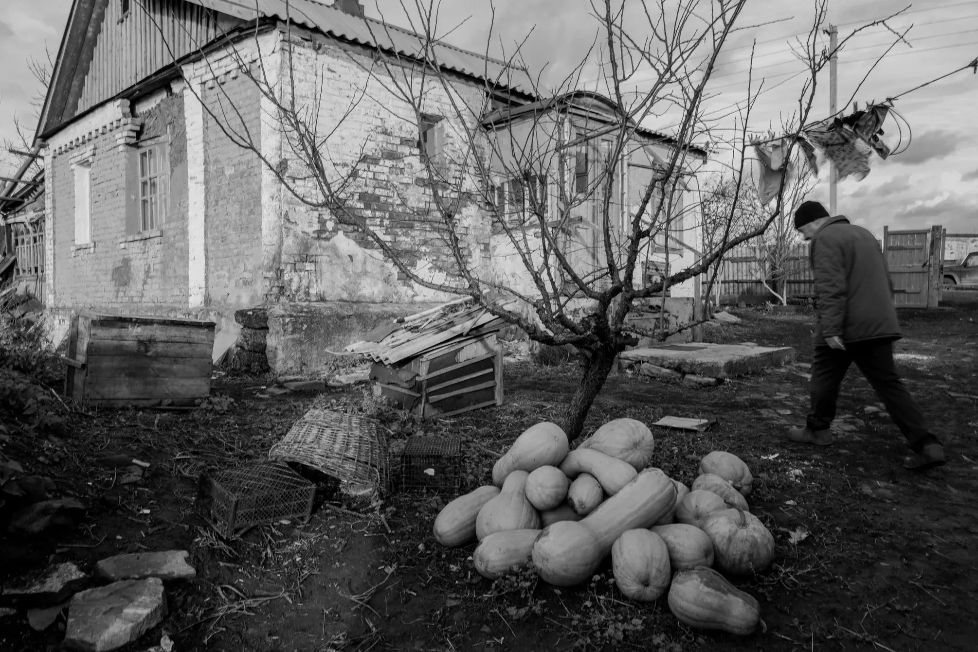 Сергій Блонський, 63 роки, на своєму городі.... Фото ©Federico Quintana/Sipa Press