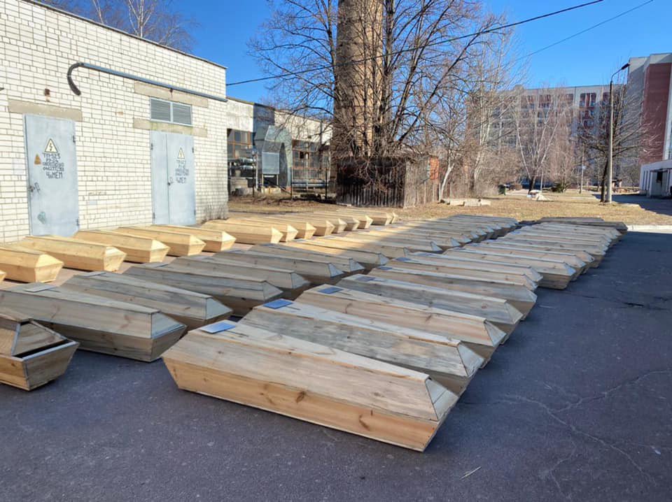 Дерев’яні труни для загиблих мирних мешканців Чернігова. Фото з фейсбук-сторінки мера міста