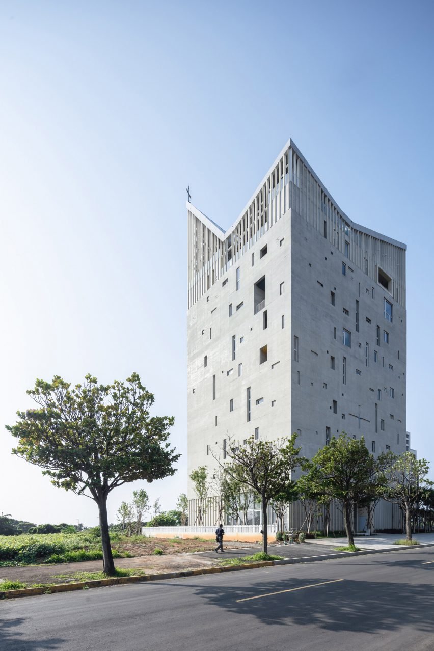 При створенні цієї висотної бетонної церкви в місті Нью-Тапей, Тайвань, архітектори Behet Bondzio Lin Architekten надихалися місцевими житловими багатоповерхівками, які гармонійно вписуються в навколишній простір. Фото: YuChen Chao