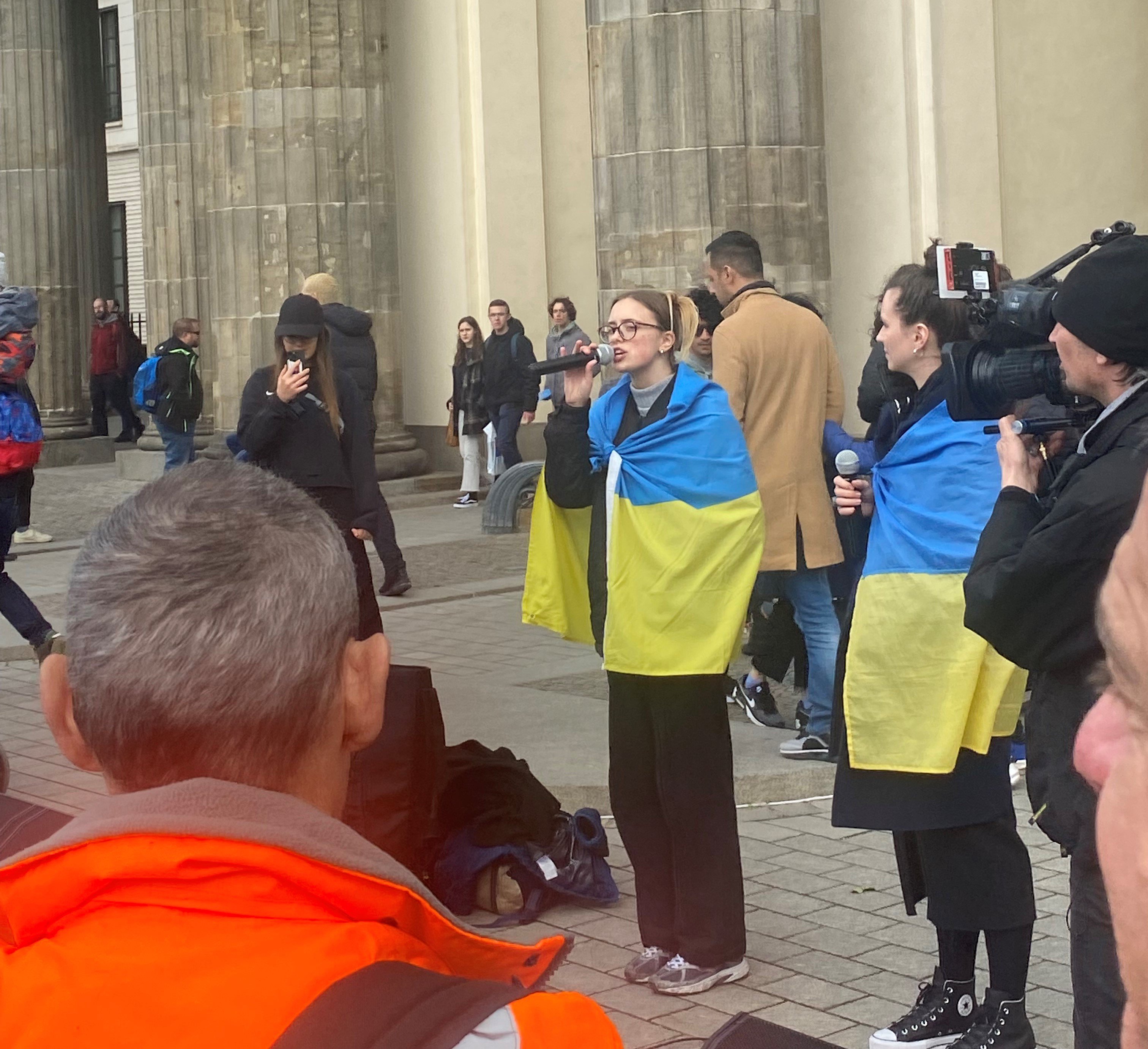 Постійні ведучі українських мітингів у Берліні: співзасновниці “Віче” Єва Якубовська та Влада Воробйова