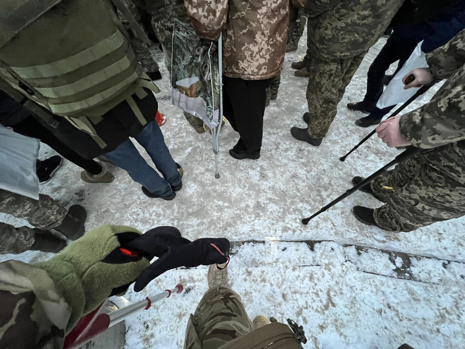Військові на милицях стоять у черзі взимку перед будівлею київської комісії ще перед її відкриттям. Фото: Позивний Мауглі