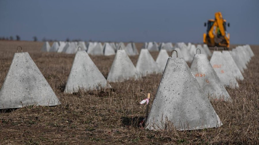 Зведення фортифікаційних споруд, так званих зубів дракона, на Запоріжжі. Фото: Міністерство оборони України