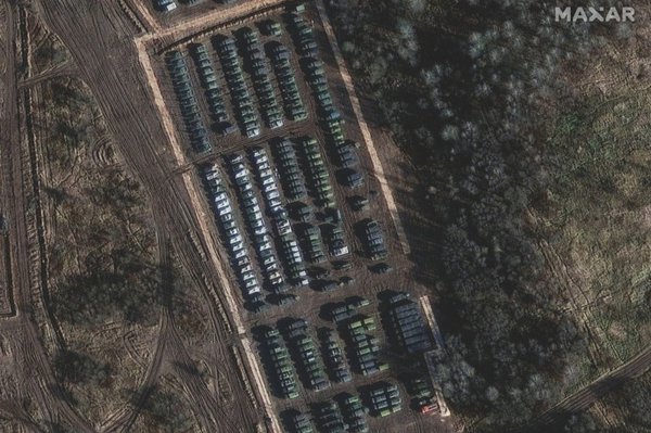 Супутникові фото підтверджують нарощення військ РФ біля України