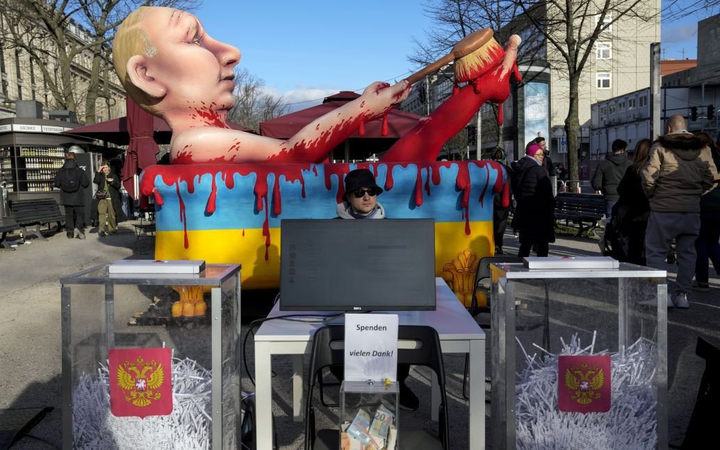 Акція протесту проти "виборів Путіна" біля російського посольства в Берліні. Фото: Associated Press