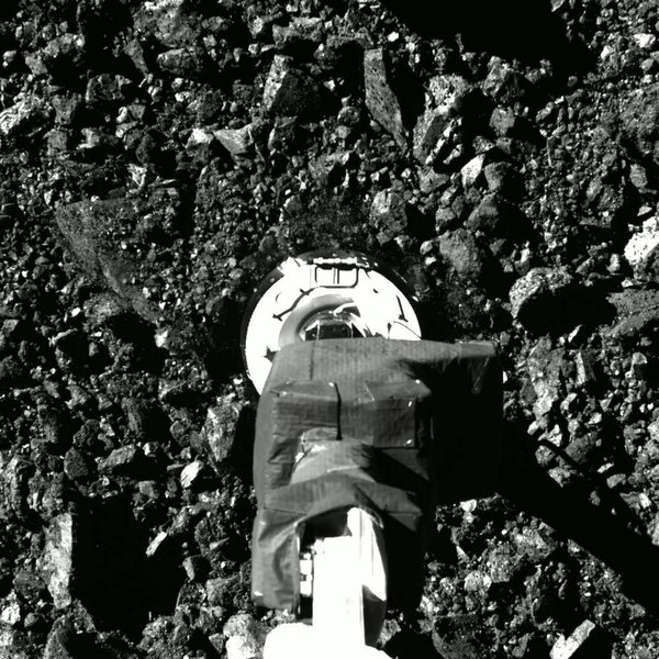 Астероїд на відстані простягнутої руки робота (ФОТО, ВІДЕО)