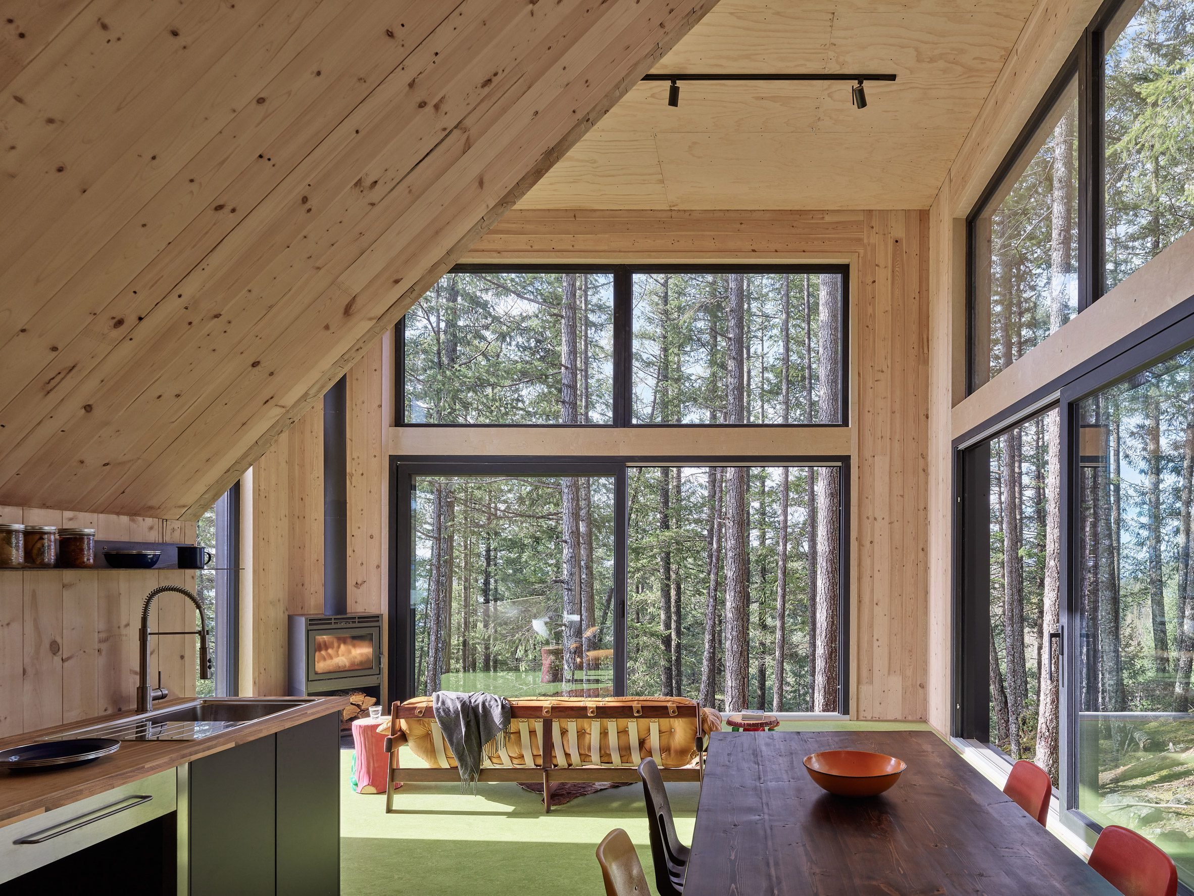 daria-sheina-studio-off-grid-cabin-british-columbia