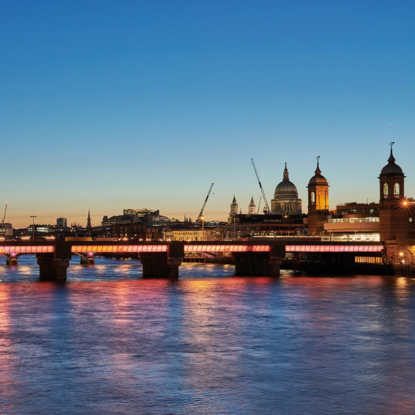 Архітектурний світловий дизайн року: Illuminated River від Lifschutz Davidson Sandilands та Leo Villareal Studio. Це світлова інсталяція, яка охоплює дев'ять мостів на річці Темза в Лондоні й відсилає до кольорової гами картин імпресіоністів та англійських романтиків. Фото: James Newton
