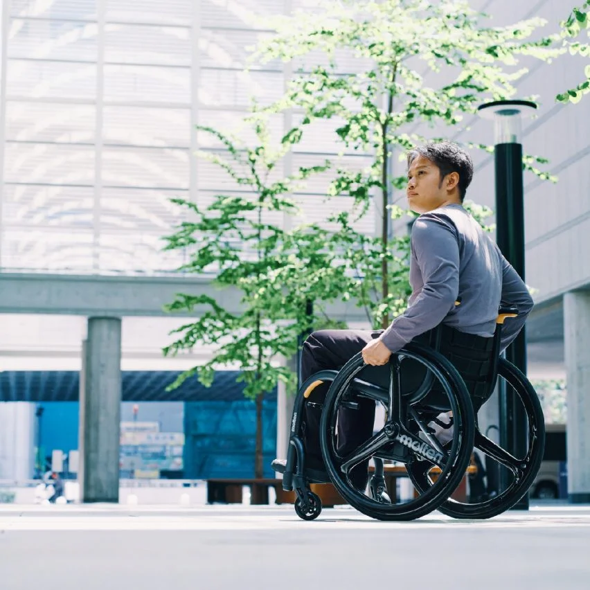 Продуктовий дизайн року: Wheeliy 2.0 від Quantum. Це складаний інвалідний візок зі зменшеною вагою та простими механізмами для зручності користувачів та тих, хто їх підтримує. Візок доступний у чотирьох колірних варіантах та має жовті акценти, які діють як візуальні підказки, допомагаючи користувачам тримати, підіймати або складати крісло. Журі відзначило компанію Quantum за створення витонченого та чутливого рішення для користувачів інвалідних візків. Фото: Akihiro Kawauchi