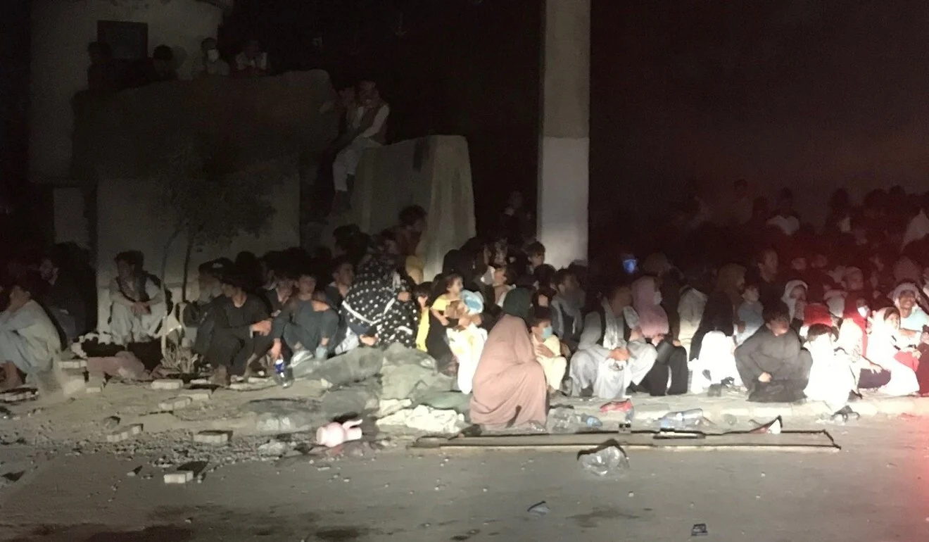 Люди чекають на літак будь-куди між КПП американців і "Талібану". Фото Соні Саркар, якій вдалося вилетіти