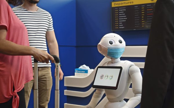 Відео дня. Робот в аеропортах і супермаркетах нагадує людям про маски