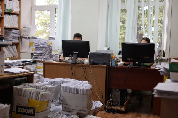 Завалені справами. Помічники суддів працюють за копійки, але без них суд зупиниться