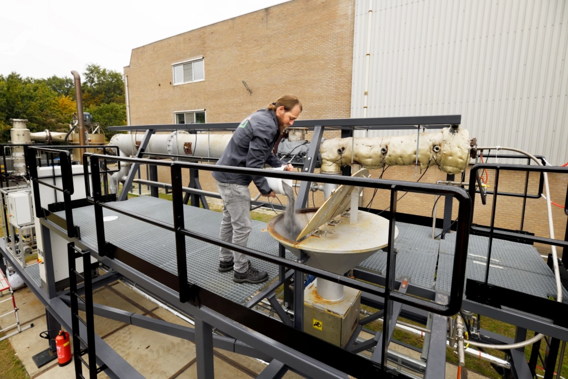 Робітник засипає залізну пудру в піч. Swinkels Family Brewers – перше підприємство у світі, яке використовує металеву пудру як частину палива. Фото: Bart van Overbeeke/TU Eindhoven