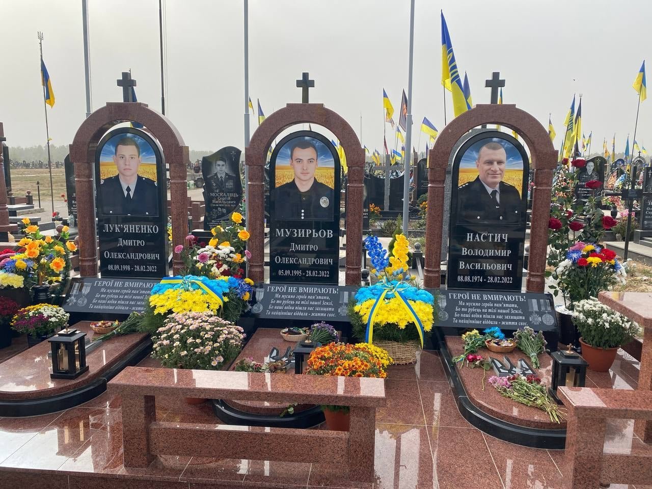 The grave of Dmytro Muzyrov and his comrades. Photo from the family archive