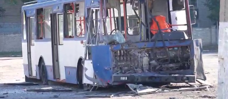 Пошкоджений внаслідок російської атаки тролейбус у Херсоні, серпень 2024 року. Роман Мрочко/Telegram