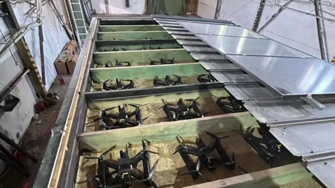 Фото, де видно як саме готували дрони до атаки на військові аеродроми. Джерело: УП