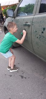 Попередній перегляд Семирічний Гліб, син авторки, розписує відремонтоване авто для військових своїми побажаннями. Фото авторки