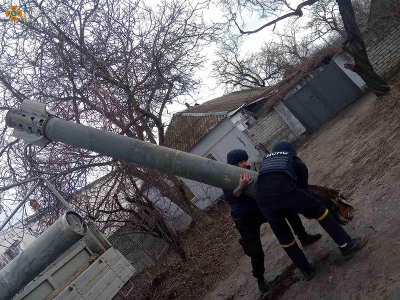 Миколаївські сапери дістають ракету, що застрягла в землі. Фото ДСНС.