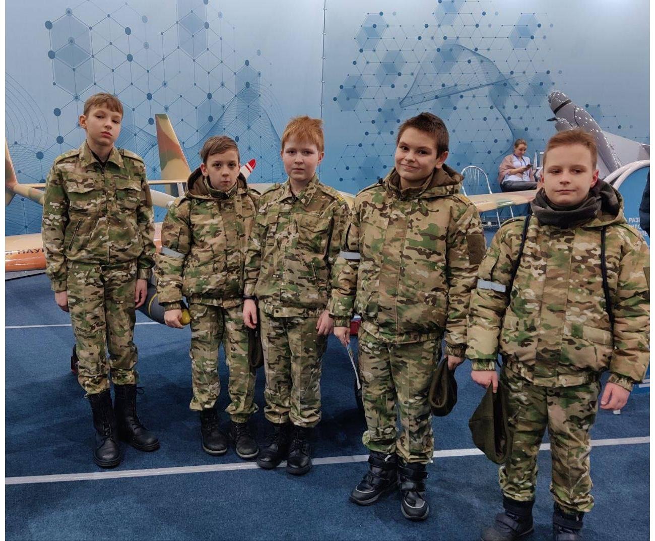 Boys from the military-patriotic club "Lazurit" are introduced to the achievements of Belarus in IT technologies