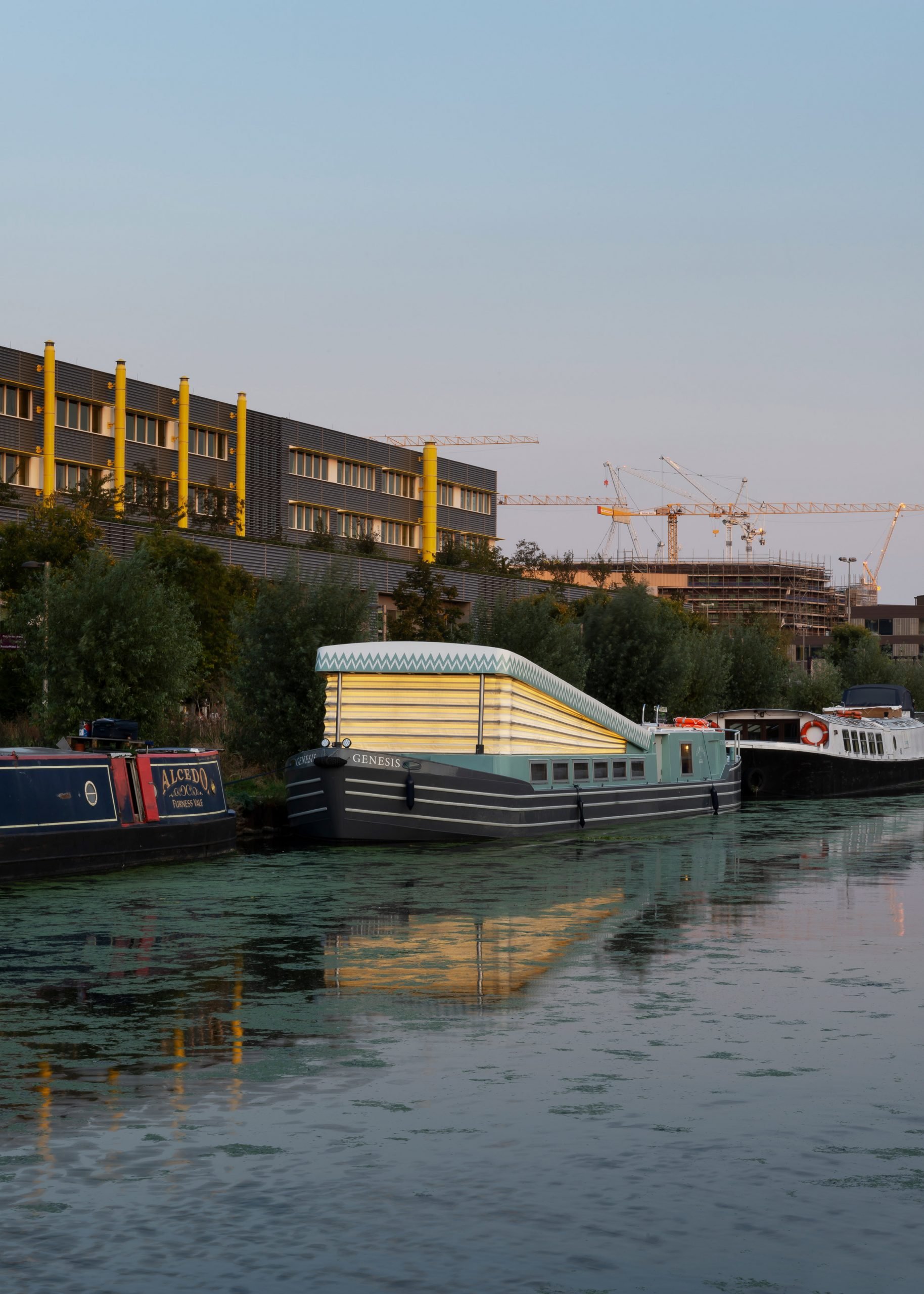 Лондонська архітектурна студія Denizen Works спроєктувала Genesis, альтернативну церкву на човні на каналі у східному Лондоні.  Плавуча каплиця увінчана дахом, що нагадує міхи органу. Фото: Gilbert McCarragher