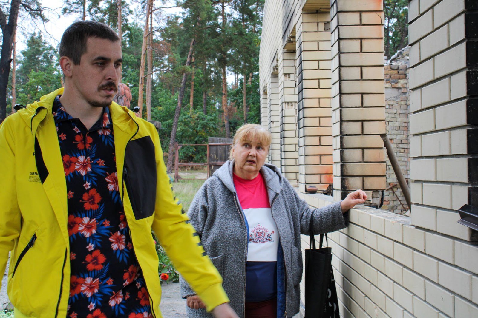 Місцева жителька Мощуна питає поради в Руслана щодо свого будинку. Фото авторки