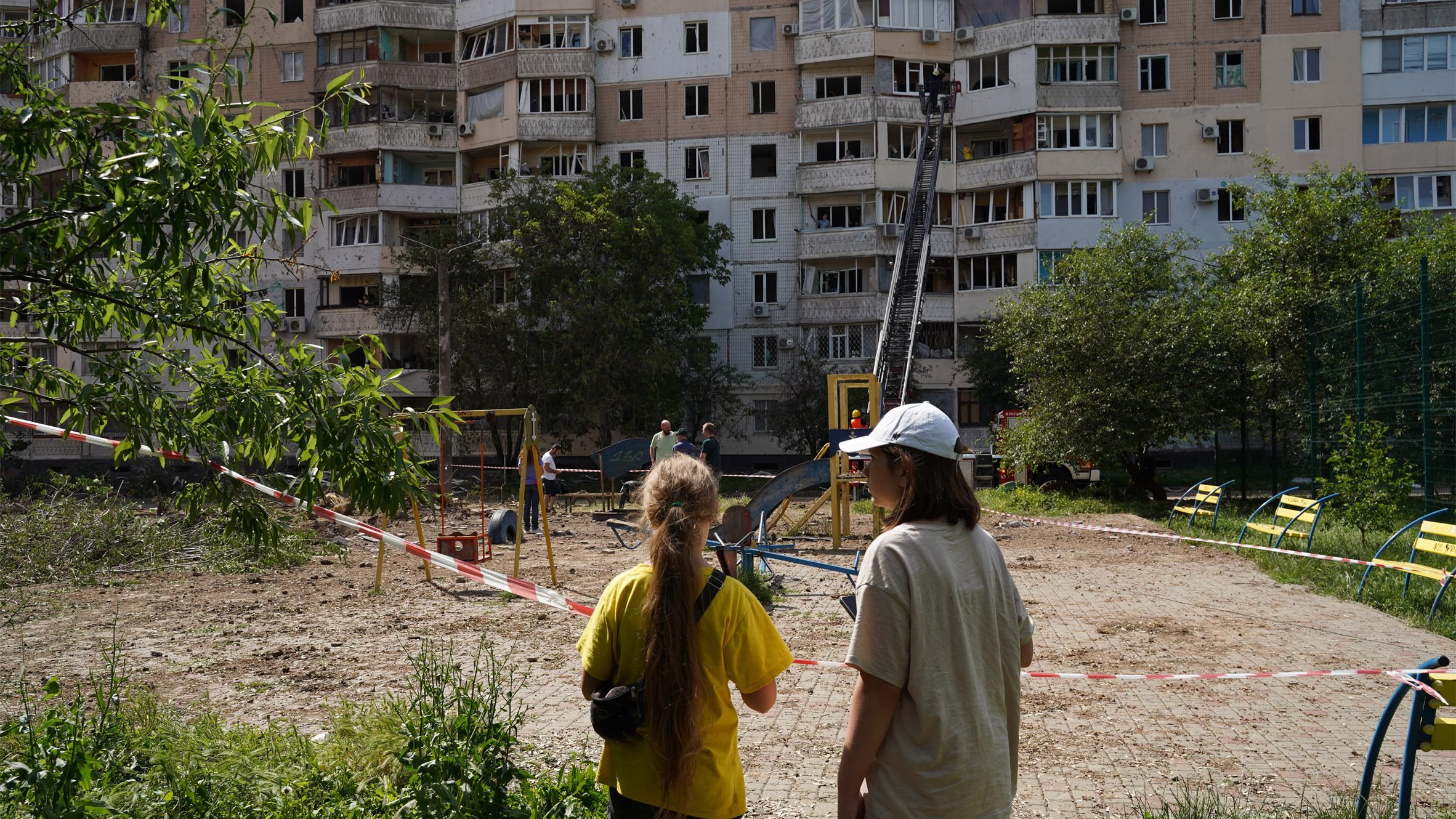 Зруйновані будинки відновлюють